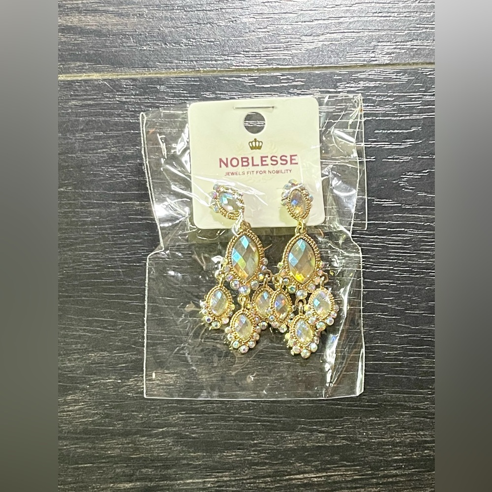 Noblesse sparkly dangle earrings